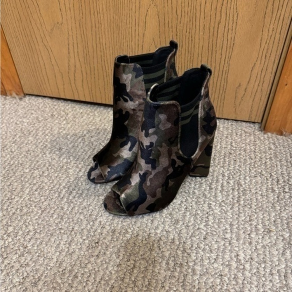 Venus Size 8.5 Multi-Color w/Camouflage Print Open Toe Slip-On Boots - EUC